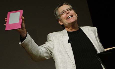 Stephen-King--with-Kindle-001